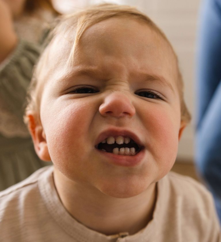 Lee más sobre el artículo Mi bebé rechina los dientes.  ¿Es normal?