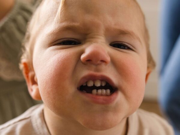 Mi bebé rechina los dientes.  ¿Es normal?